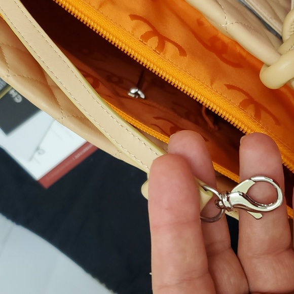 🤩Used twice 100% authentic Chanel calfskin tote bag "price firm" - Picture 16 of 17